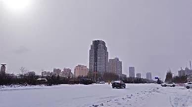 4k超高清拍摄冬日城市下雪车流穿梭视频视频的预览图